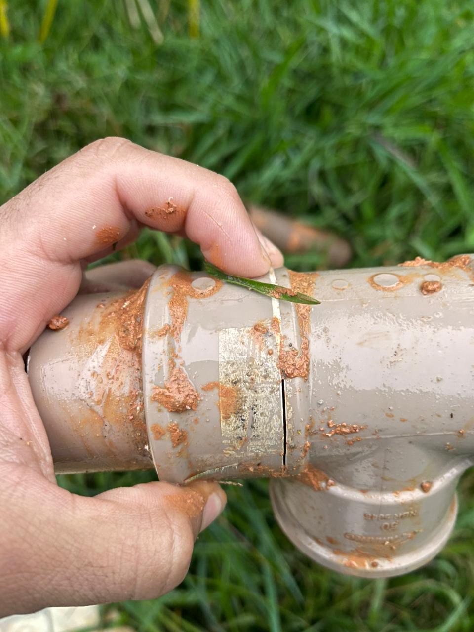 Cano PVC reparado após vazamento